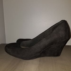 Black wedge pumps - size 9.5